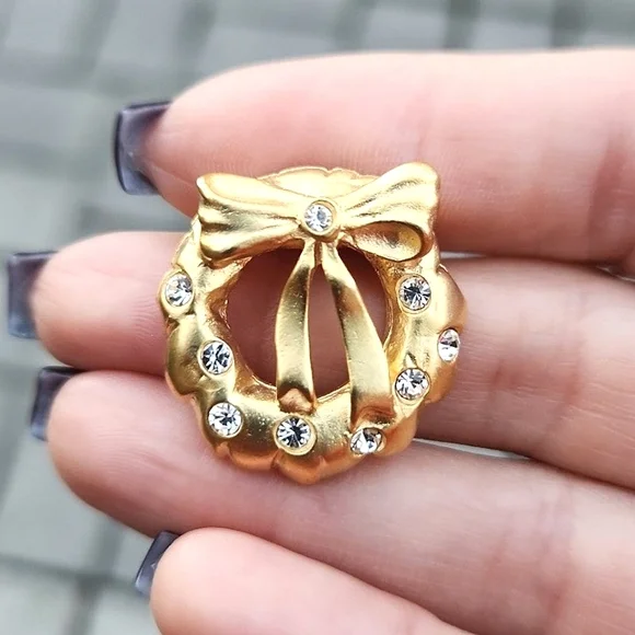 Nordstrom Jewelry Swarovski Crystal Wreath Brooch - Picture 2 of 3